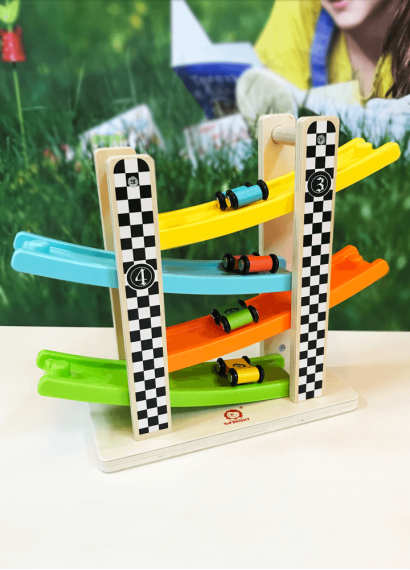 Pistë makinash me katër rrugë